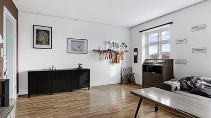 Fantastisk beliggenhed, lige ved siden af ​​lyntoget.